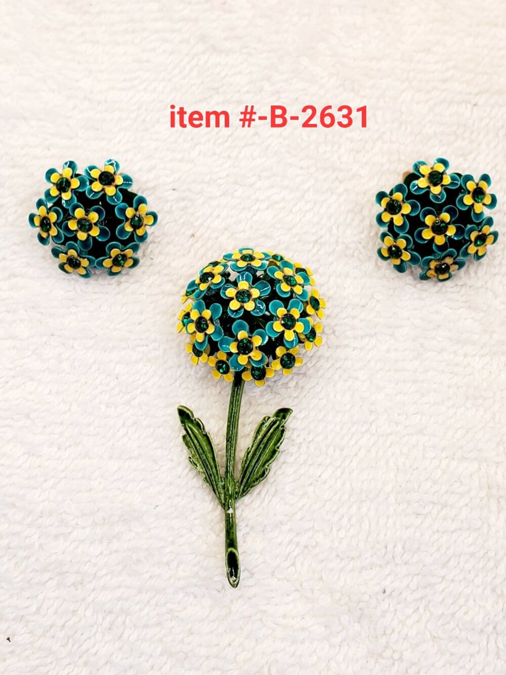 1 Brooch w/matching clip on Earrings, item # B-2631,. wt. 20 grams.